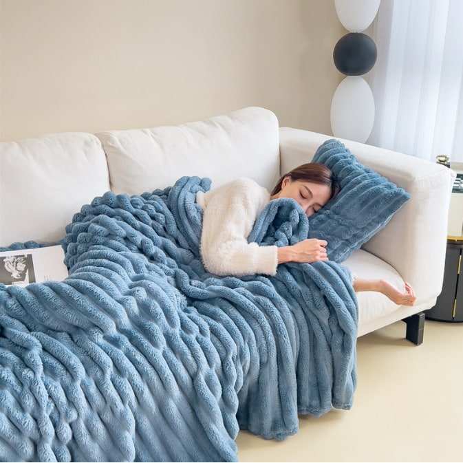 Faux Fur Throw Blanket with Plush Pile and Matching Pillowcase Set - Image 4